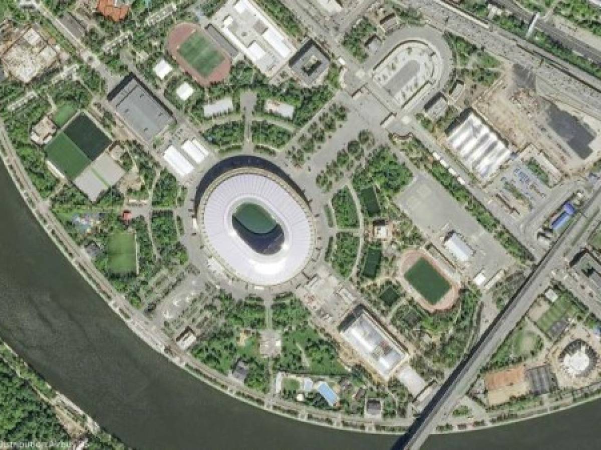 Rostov del Don. Capacidad: 43,702 asientos. Terminado en 2018, el Rostov Arena será el comienzo de un nuevo centro de la ciudad en la orilla sur del río Don. En la orilla norte, el casco antiguo de Rostov con su centro histórico y su Kremlin del siglo XVII. (Imágen del satélite