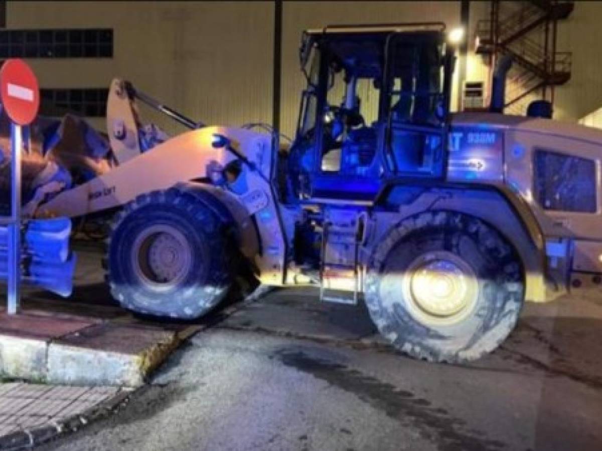 Enfadado con Mercedes, un exempleado destruyó 50 vehículos con una excavadora