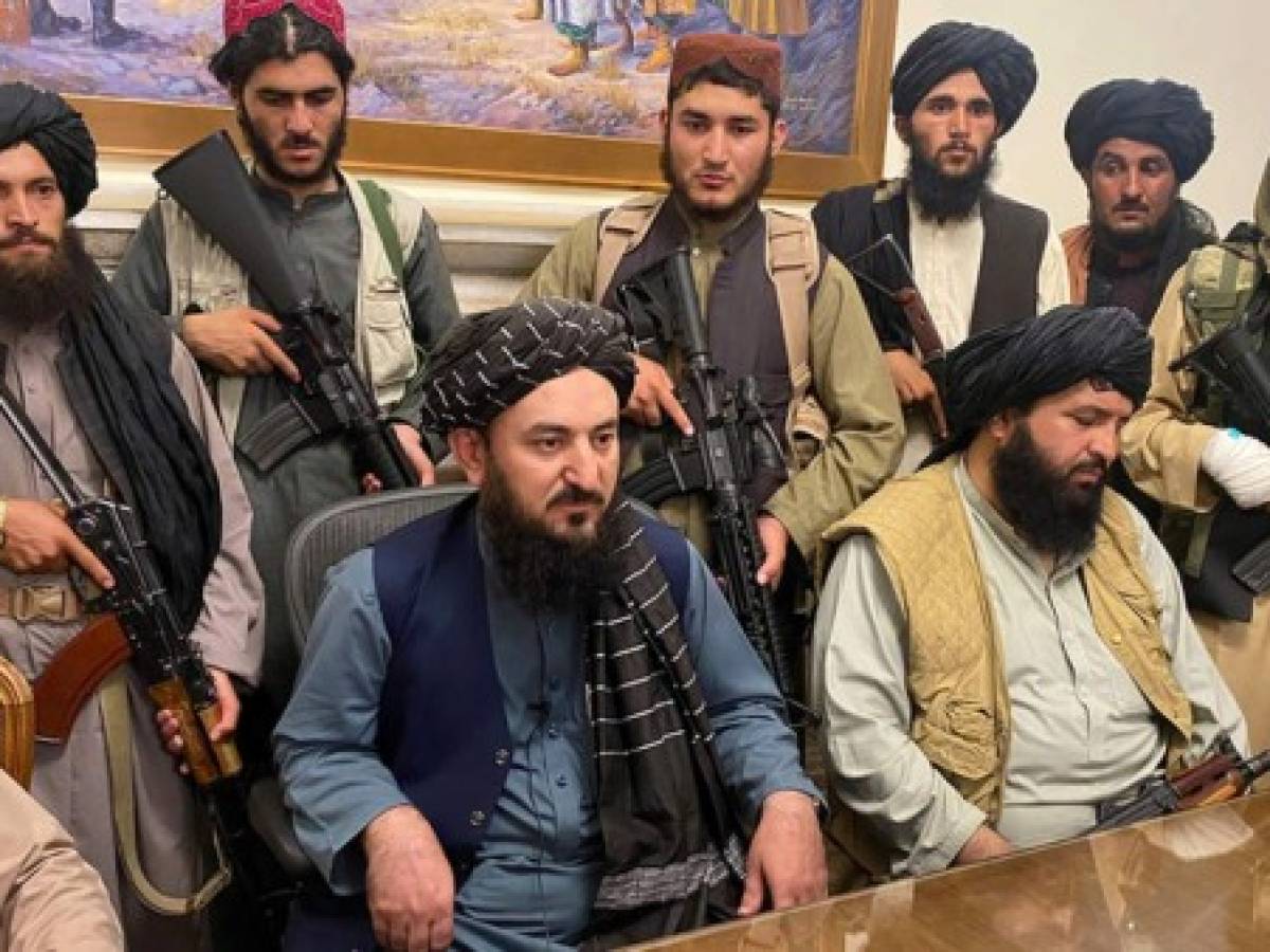 Talibanes toman control de Afganistán