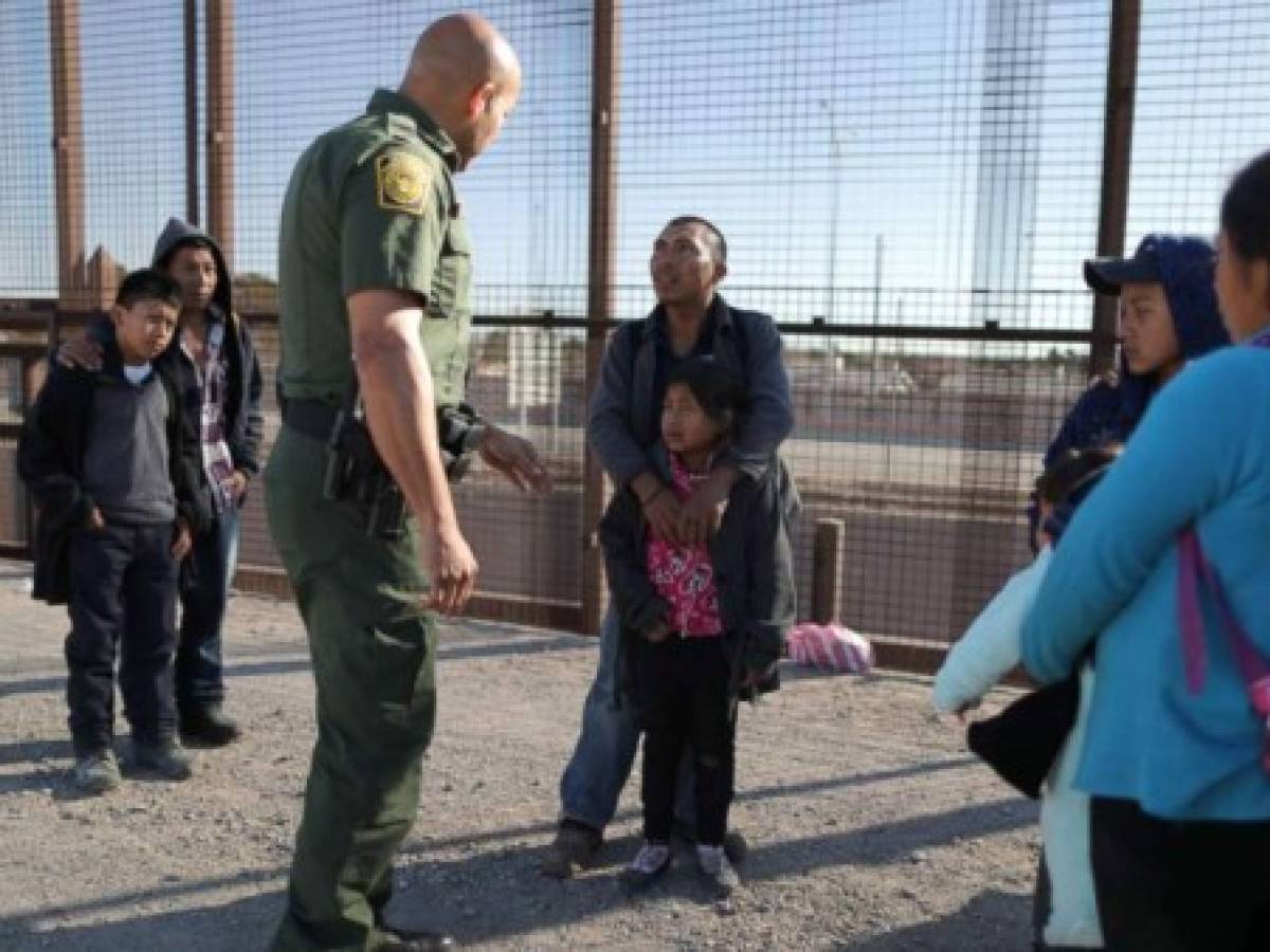 Juez de EE.UU. emite orden contra política de Trump de regresar a solicitantes de asilo a México
