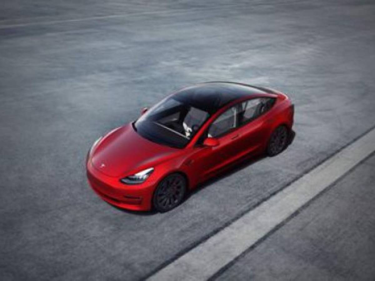 Tesla retira del mercado 135,000 vehículos por fallas de seguridad