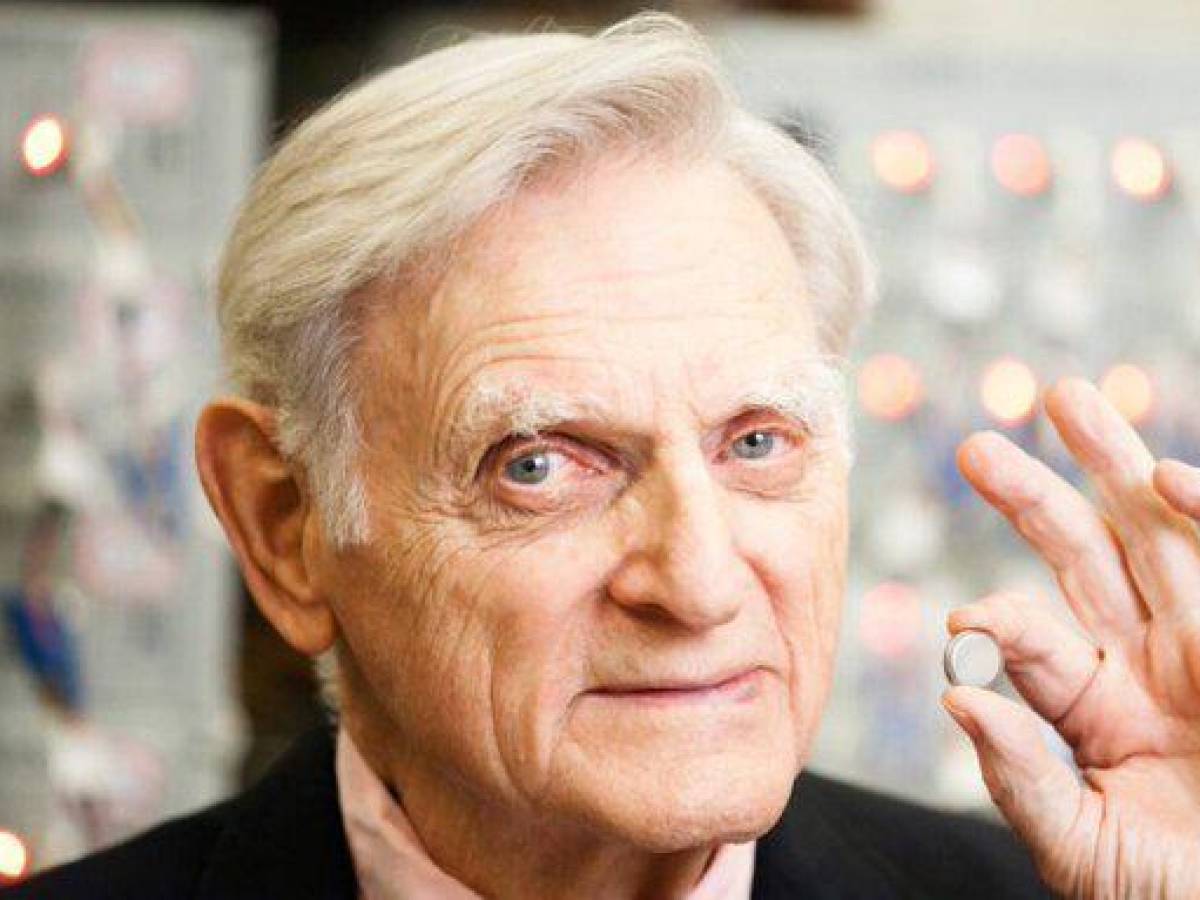 Murió John Goodenough, premio Nobel de Química y ‘padre’ de las baterías de litio