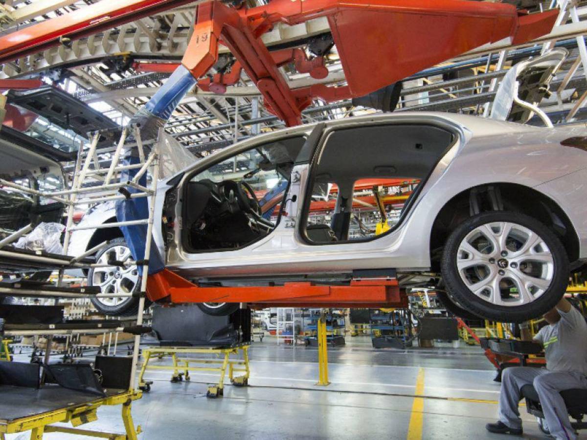 Fed: Sector automotriz impulsa producción industrial de EEUU en julio