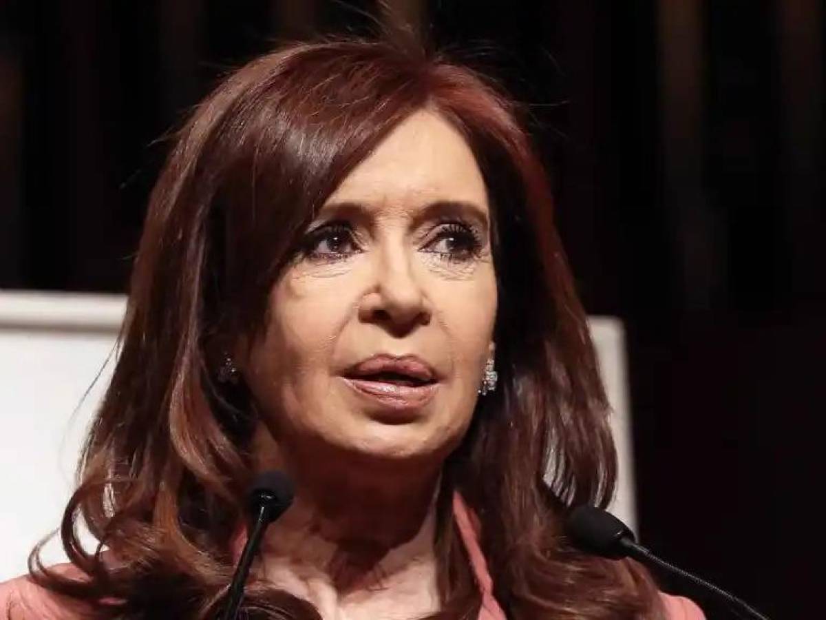 Atentan con un arma contra Kirchner, acusada de corrupción en Argentina