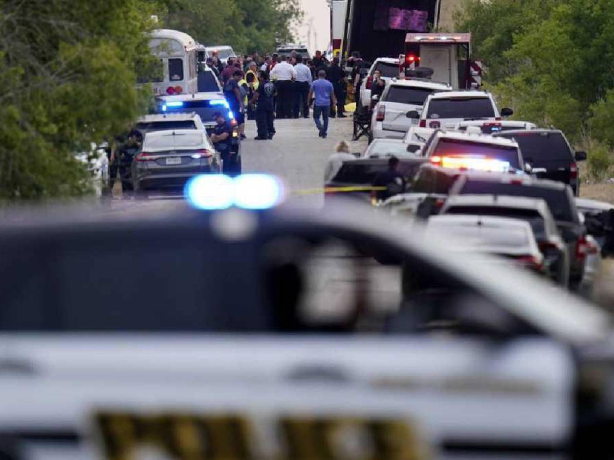 Ubican a migrantes muertos dentro de un camión abandonado en Texas, EEUU