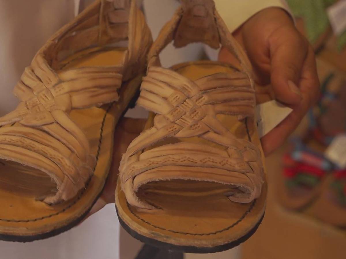 Adidas busca reparar el daño por presunto plagio de huaraches del estado de Oaxaca