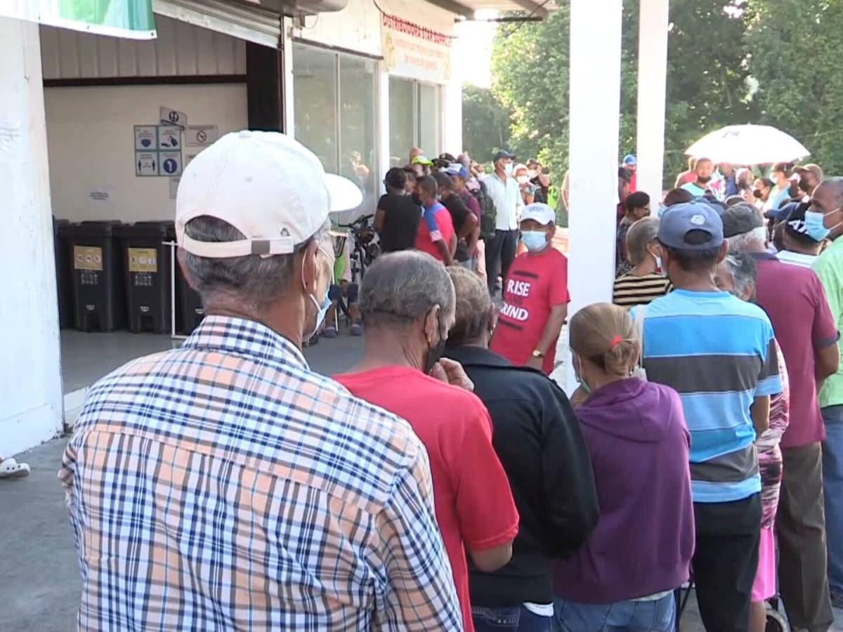 Panameños se aglomeran para comprar alimentos en tiendas del Gobierno