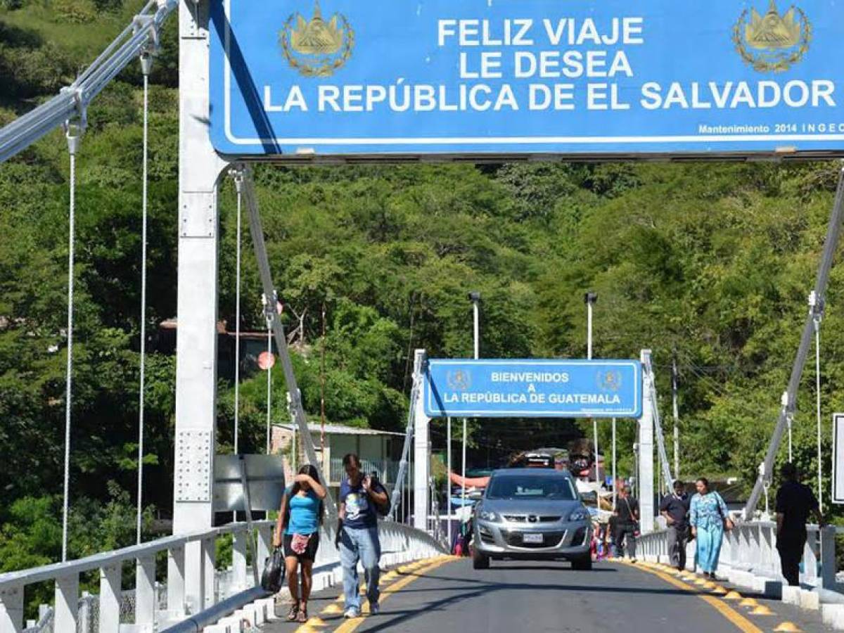 Mal estado de carreteras obligó a cerrar frontera entre El Salvador y Guatemala