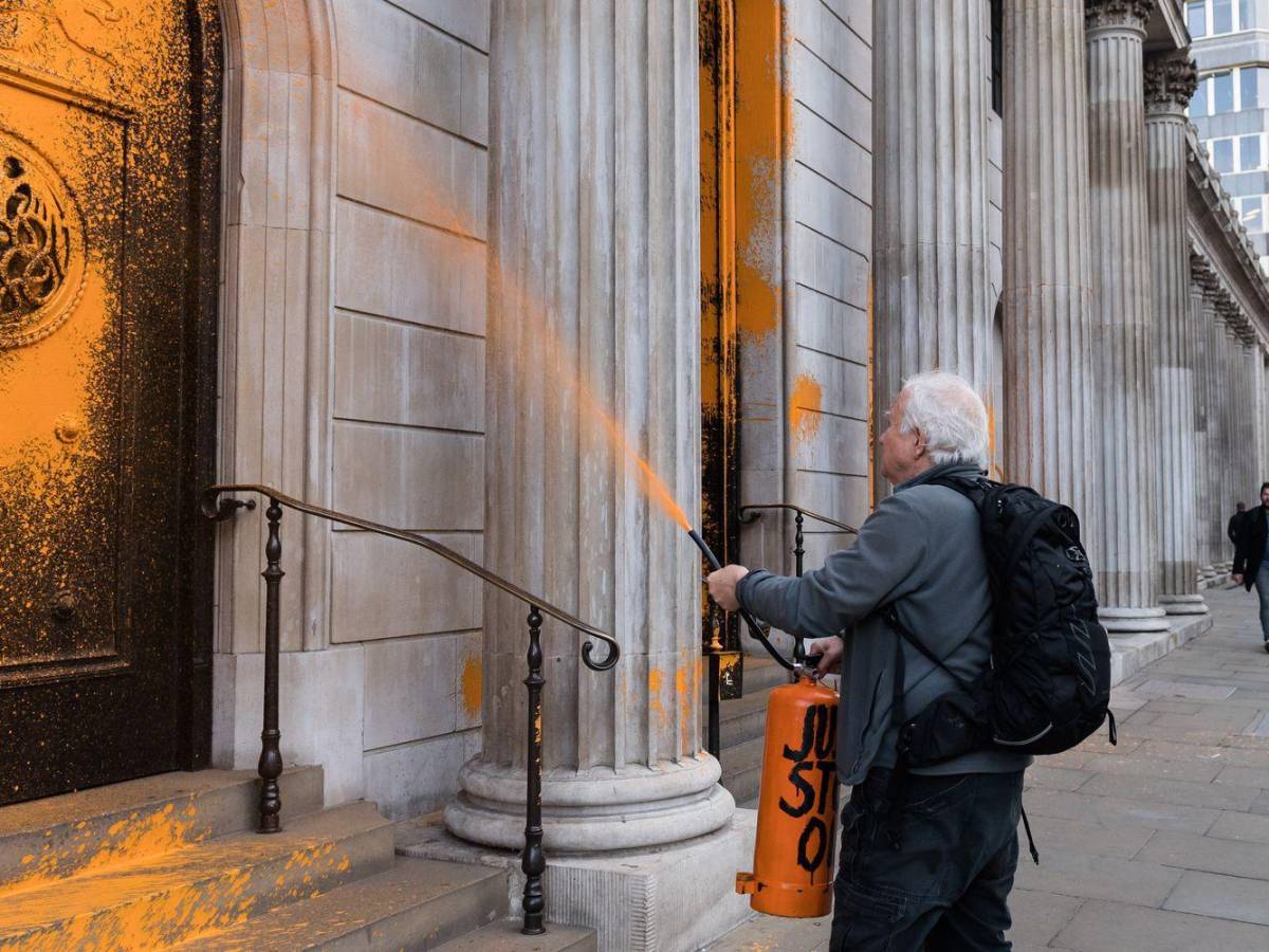 Activistas ecologistas pintan de naranja edificios emblemáticos de Londres