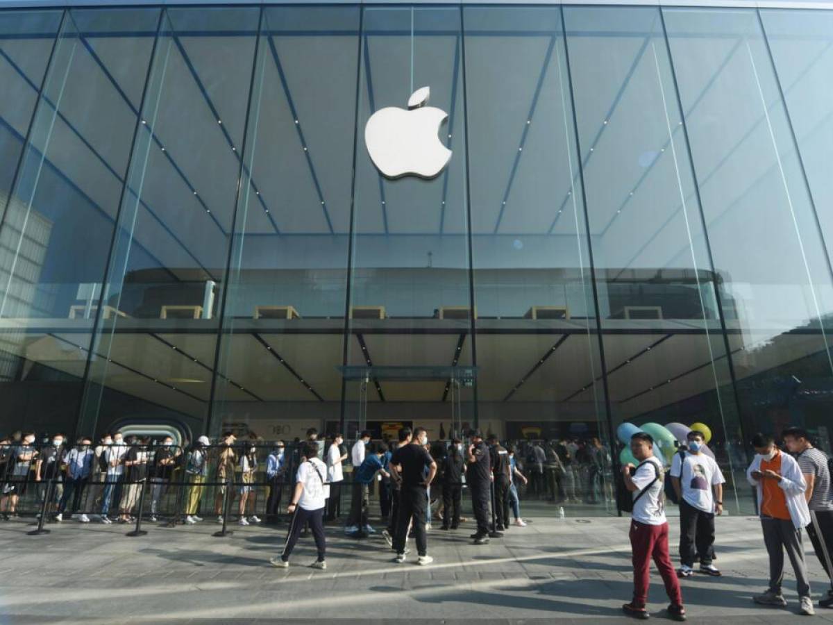 China confina la zona alrededor de la mayor fábrica mundial de teléfonos iPhone