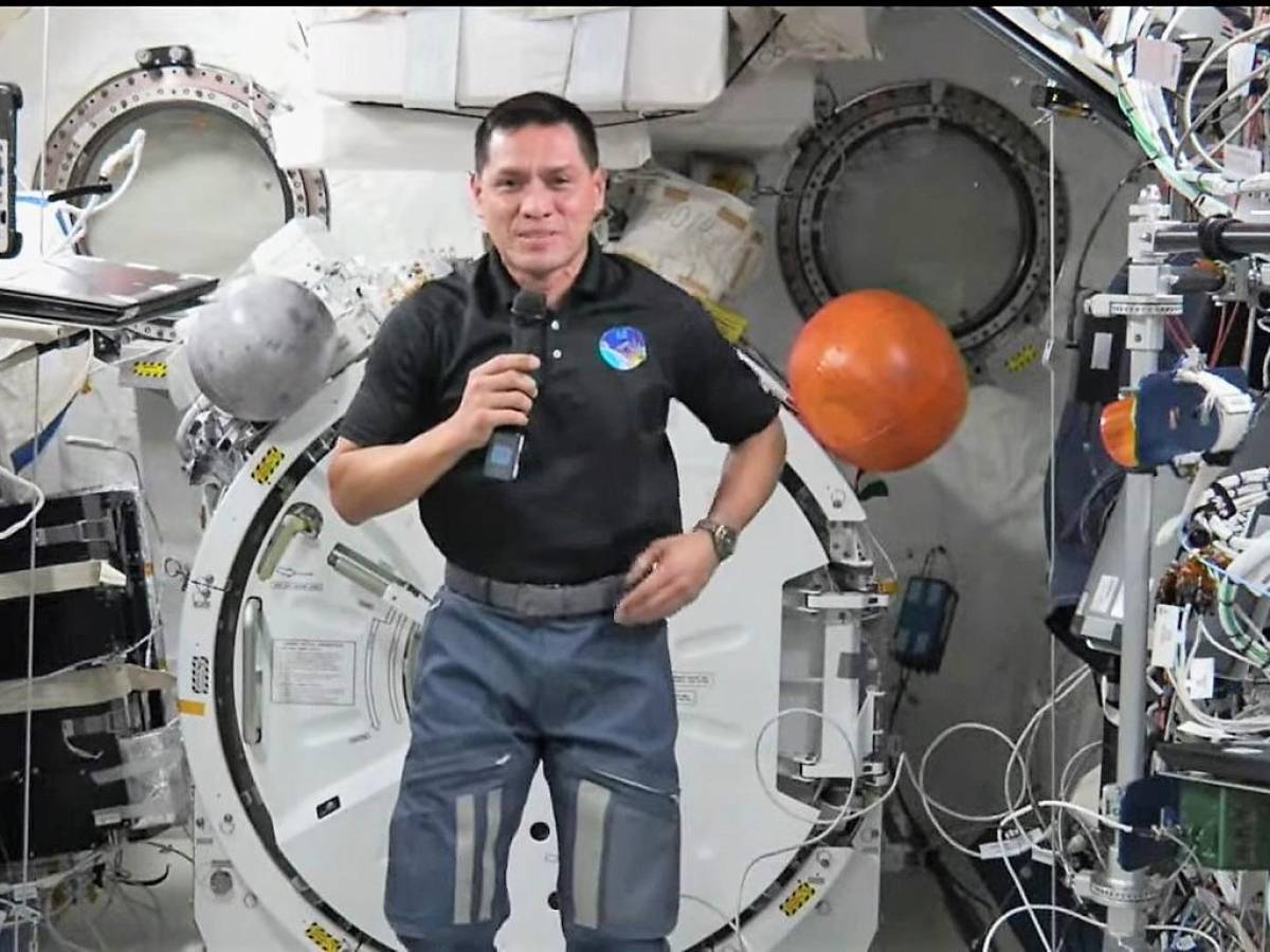 Frank Rubio desde el espacio: Es un honor representar al país de mis padres, El Salvador