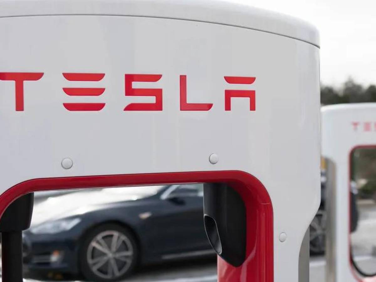 Extienden investigación a Tesla por colisiones con vehículos de emergencia