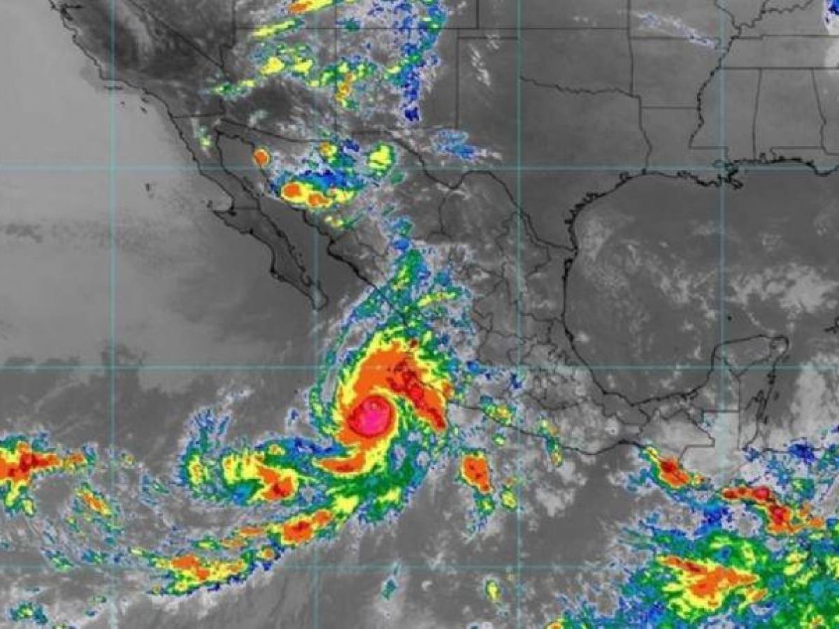 Huracán Orlene se convierte en categoría 4 y amenaza a México