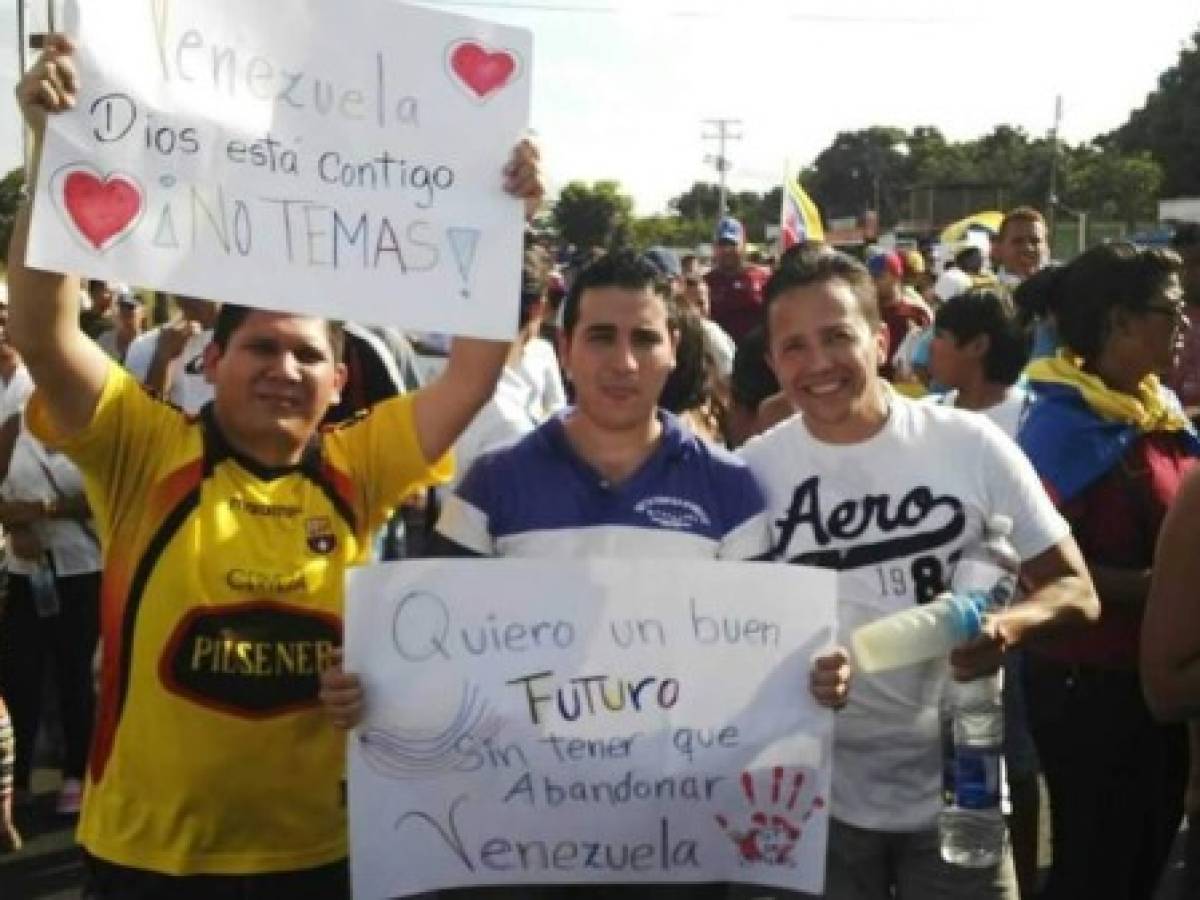 Opositores marchan y oran 'por la paz' de Venezuela