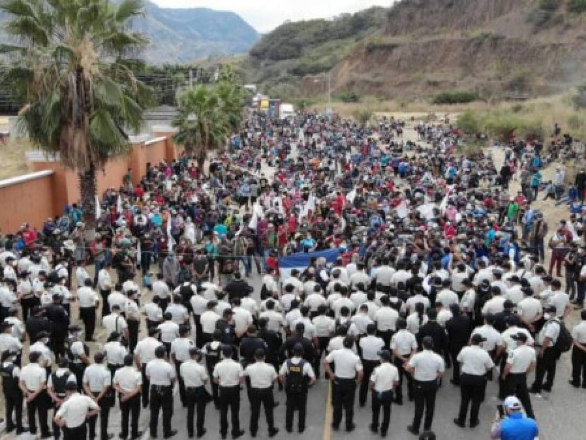 Guatemala reprime y dispersa caravana migrante que busca EEUU