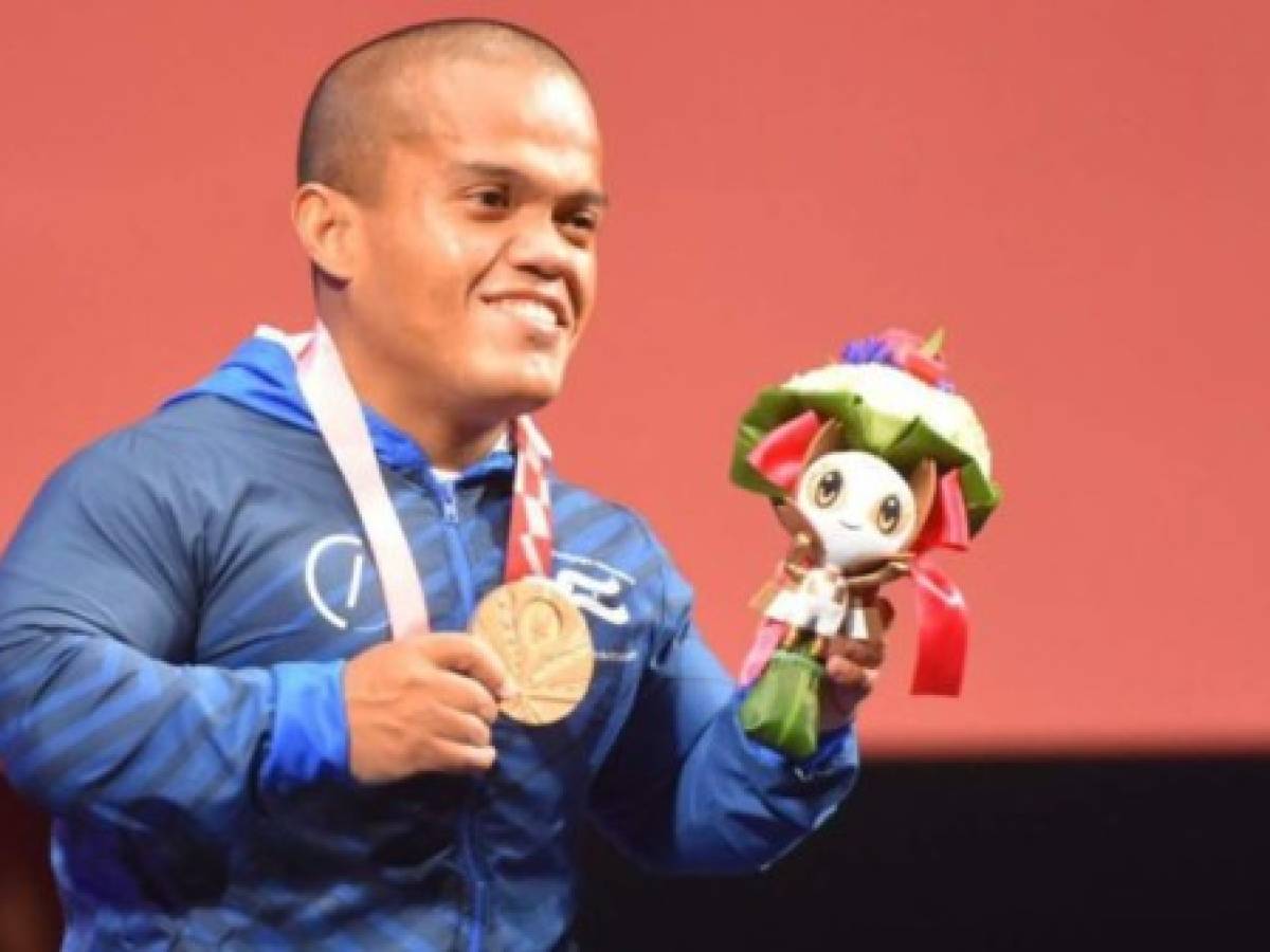 Herbert Aceituno, el salvadoreño que baña de bronce a El Salvador