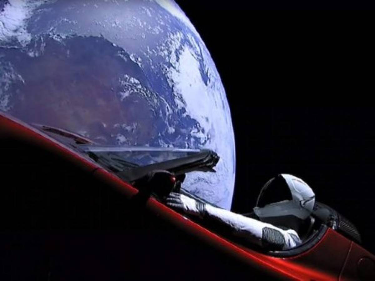 Tesla Roadster, el auto que Elon Musk puso en órbita en la prueba del Falcon Heavy