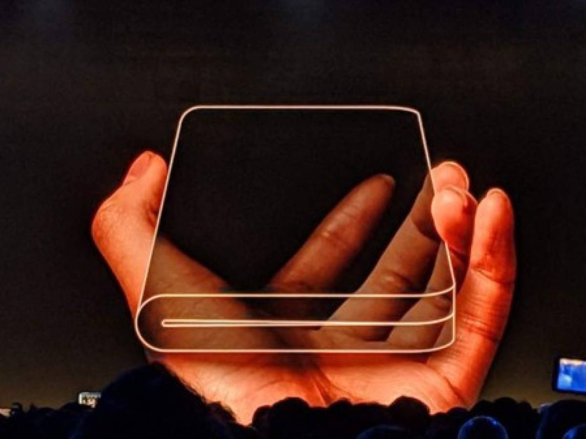 Samsung muestra prototipo de su primer smartphone plegable