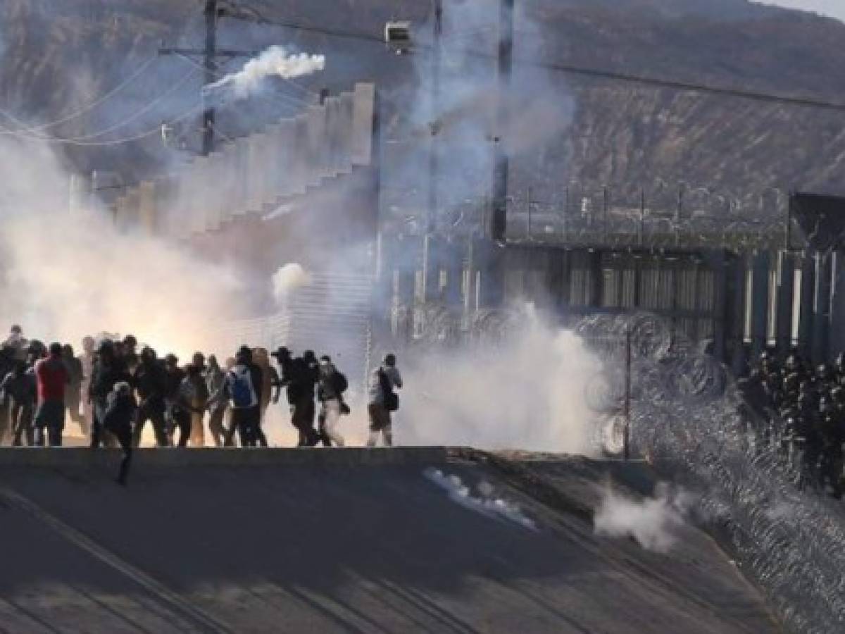Agentes de EEUU arrojan gas a migrantes centroamericanos que intentan cruzar frontera