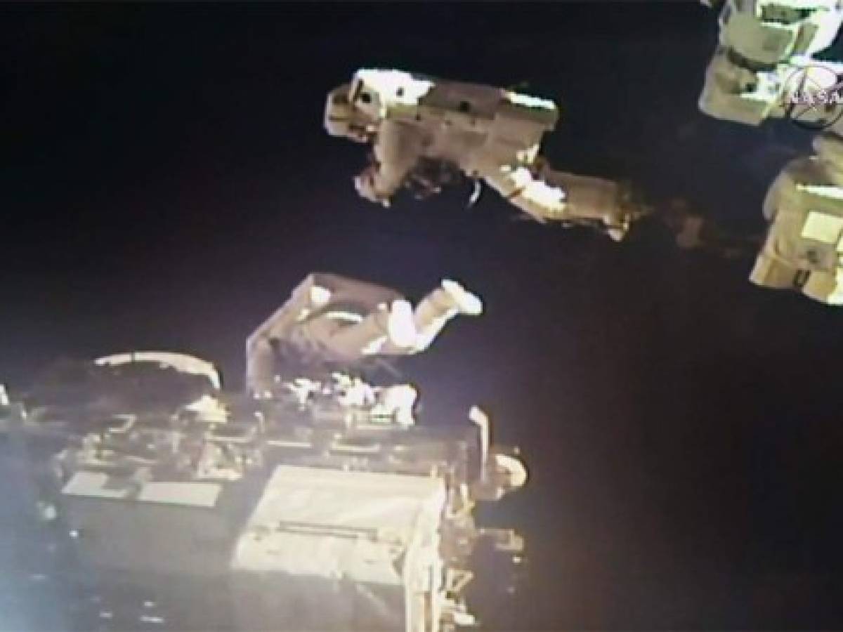 Astronautas de Japón y EEUU en caminata espacial para reparar brazo robótico de ISS