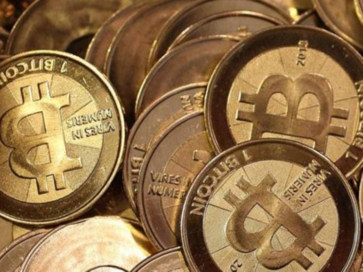 Bitcoin toca récord tras suspenderse una 'clonación'