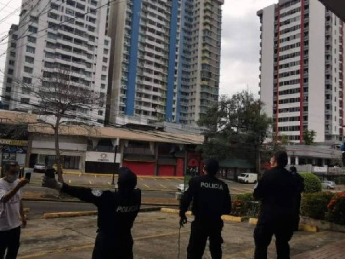 Policías panameños interpretan a Blades y Queen durante cuarentena