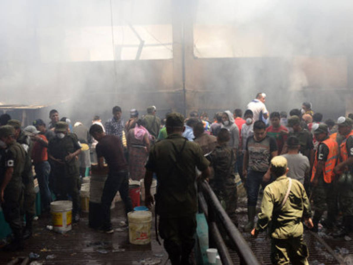 Fuego arrasa más de 600 locales en mercado de Guatemala