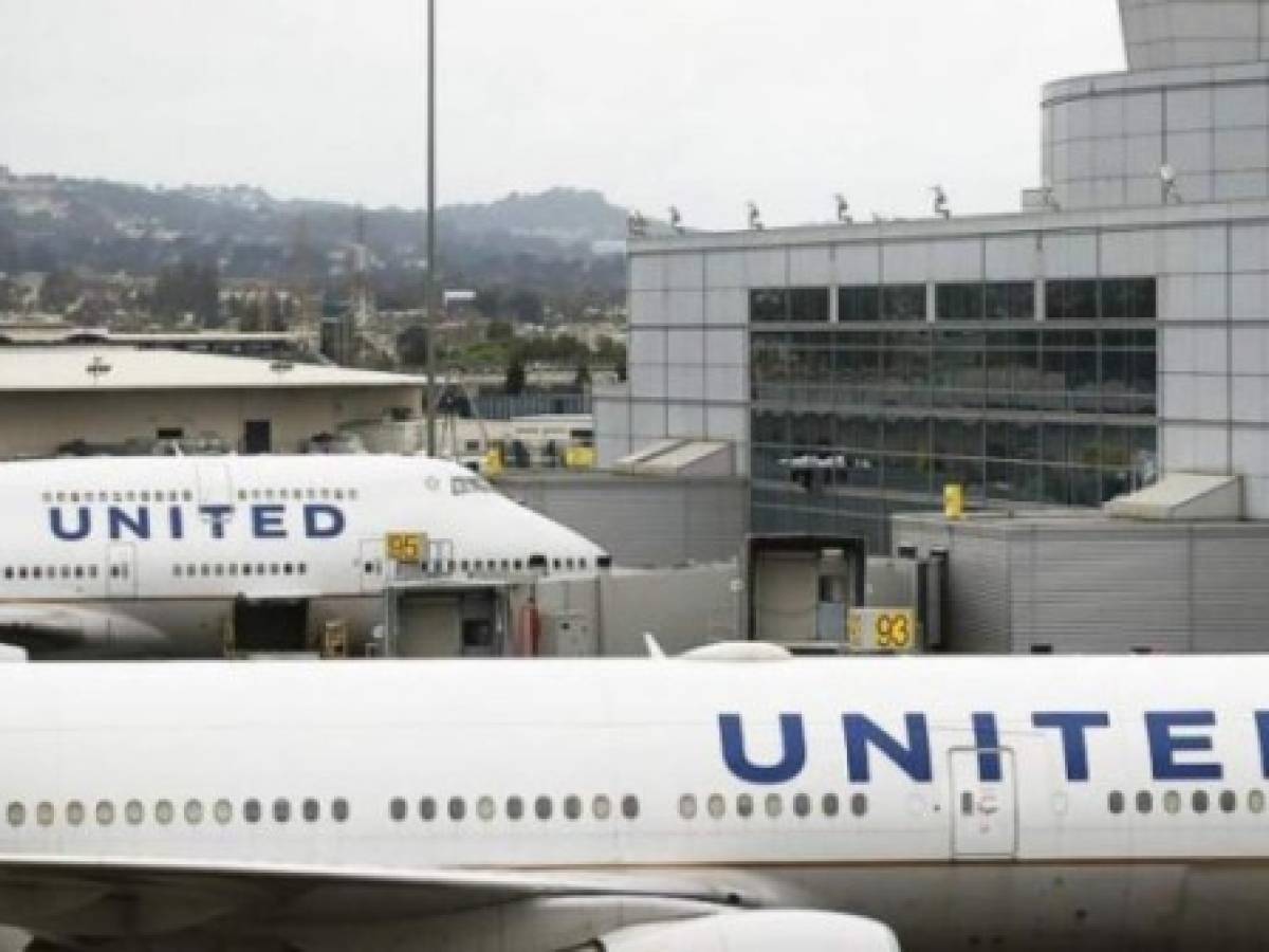 Pasajera acusa a United Airlines de obligarla a llevar a su hijo en su regazo