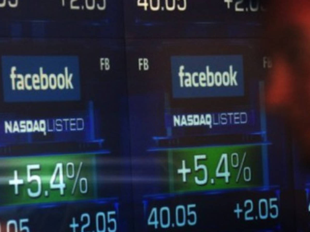 Acciones de Facebook caen tras acuerdo por WhatsApp