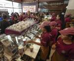 <i>Integrantes de la cadena internacional de cafeterías Costa Coffee preparan café durante la apertura de una tienda en Ciudad de (Panamá). EFE/ Aris Mariota</i>
