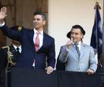 El presidente de Ecuador, Daniel Noboa (d), y su homólogo de Paraguay, Santiago Peña, saludan a simpatizantes desde un balcón este miércoles, en Quito (Ecuador). EFE/ José Jácome