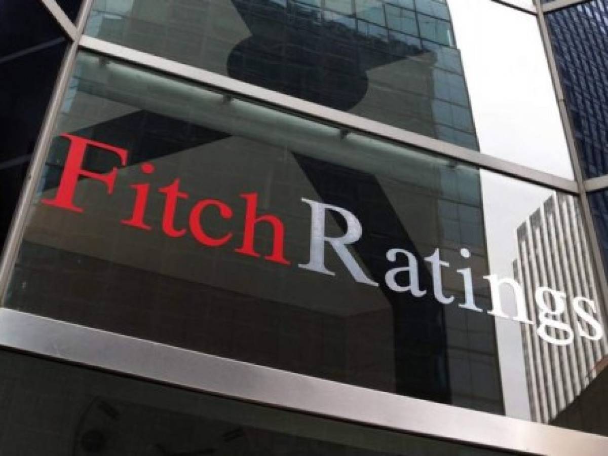 El Salvador: Fitch advierte alto riesgo de deuda en presupuesto