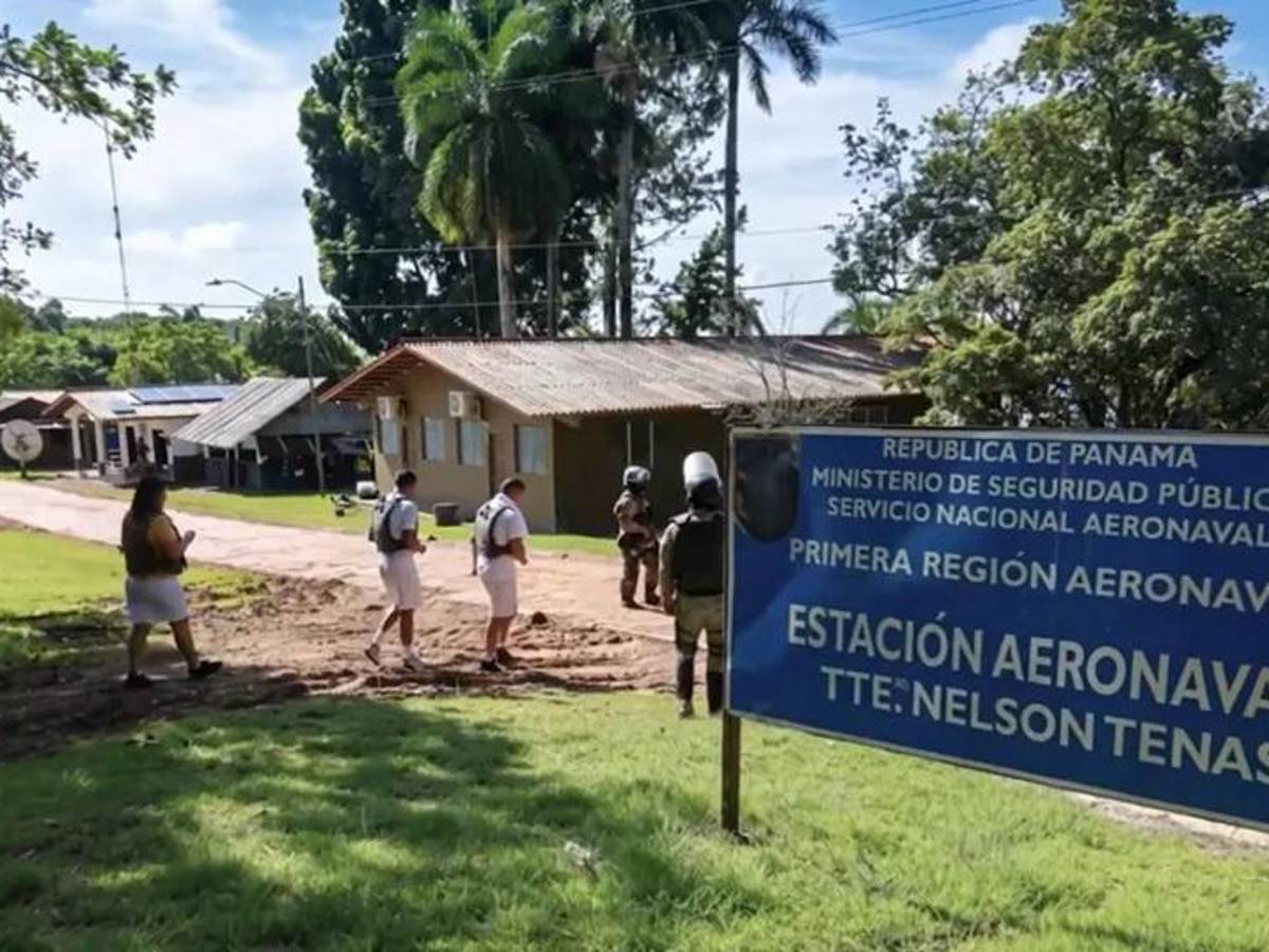 <i>Captura de un video difundido de la estación del Servicio Nacional Aeronaval (Senan) donde fueron traslados 29 reos de alta peligrosidad, en la Isla Coiba (Pacífico de Panamá). EFE/ Presidencia de Panamá</i>