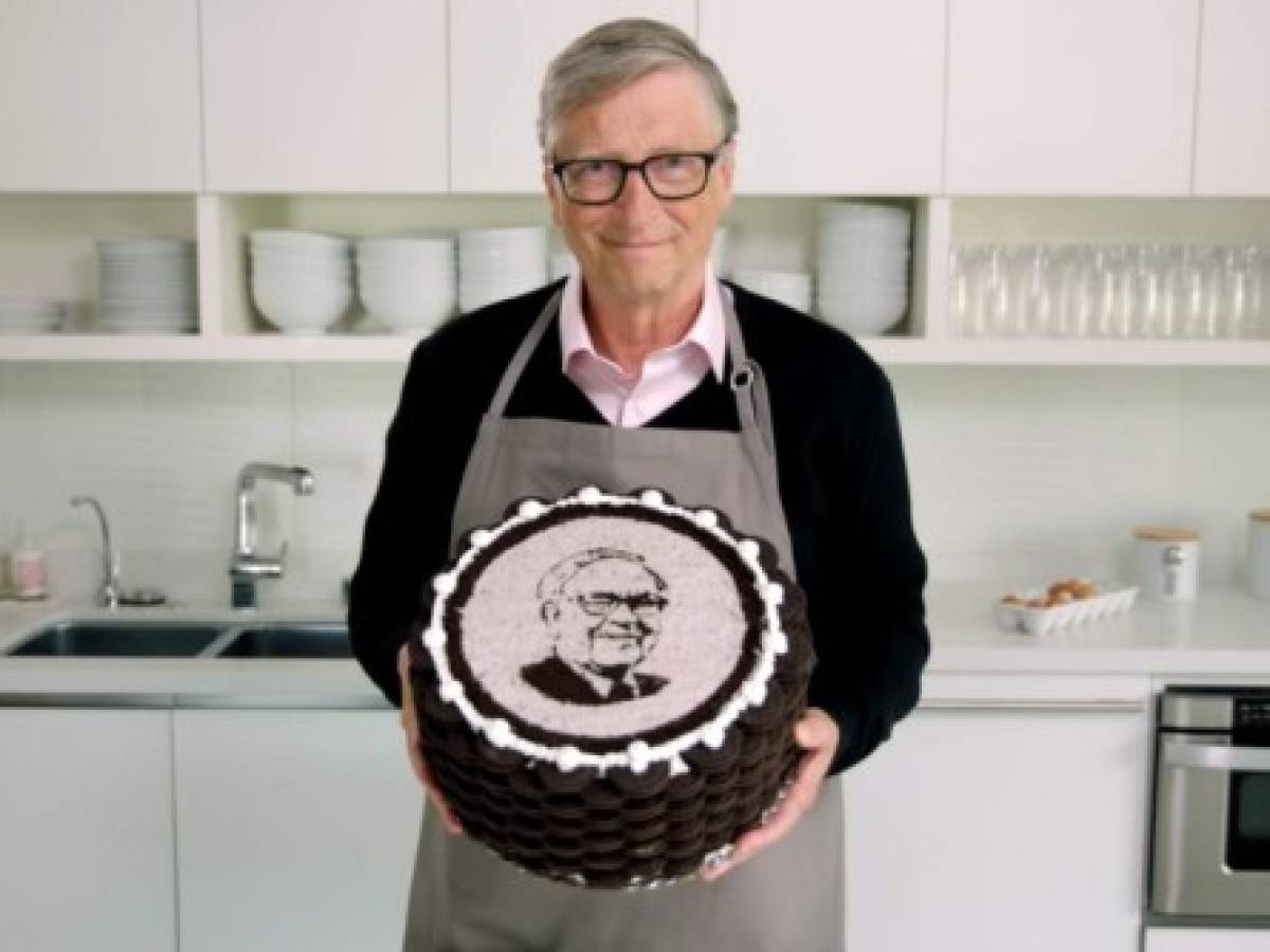 Bill Gates demuestra que tiene dotes de cocinero... Todo por su amigo, Warren Buffett