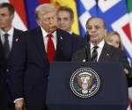 <i>El presidente de Estados Unidos, Donald Trump (i), escucha al primer ministro de Pakistán, Shehbaz Sharif (d). EFE/Yoan Valat/Pool</i>