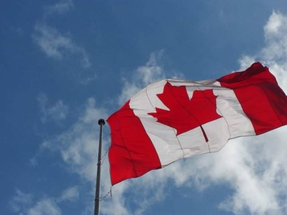 Fitch rebaja nota de la deuda de Canadá de AAA hasta AA+