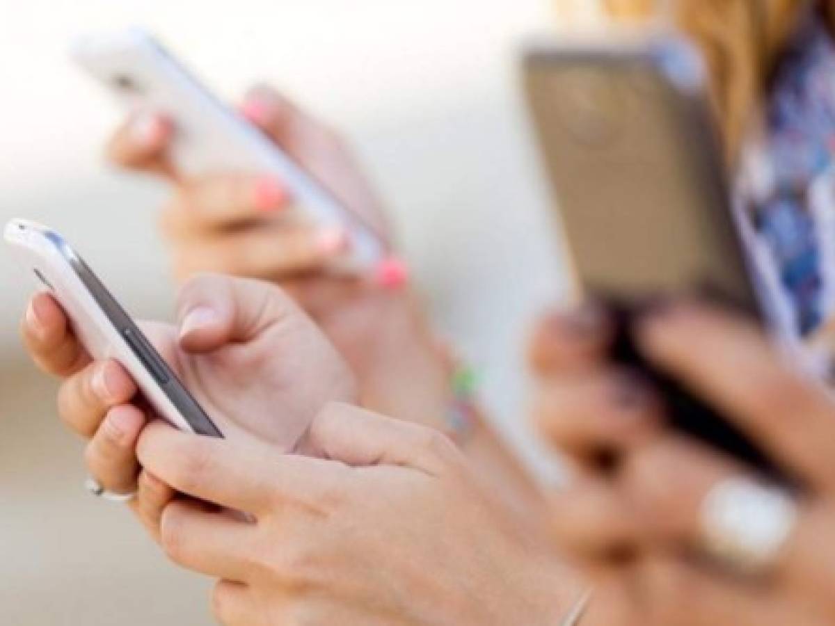 ¿Es el celular la tercera mano de los millennials y centennials?