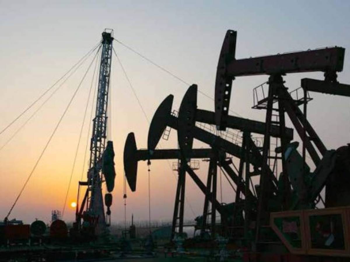 Un 'cisne negro' podría hundir petróleo hasta los US$25