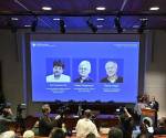 <i>Miembros de la Asamblea del Nobel anuncian a los galardonados con el Premio Nobel de Fisiología o Medicina de 2026. EFE/EPA/Ponus Lundhal</i>