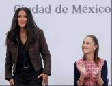 <i>La actriz productora y directora mexicana Salma Hayek (i) y la presidenta de México, Claudia Sheinbaum, participan en una rueda de prensa este domingo, en Palacio Nacional de la Ciudad de México (México). EFE/ Isaac Esquivel</i>