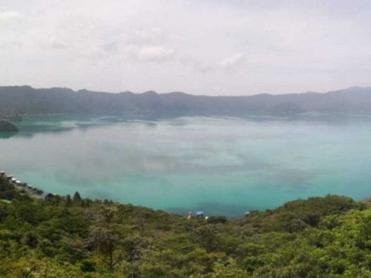 El Salvador: Estudian cambio de color del lago de Coatepeque