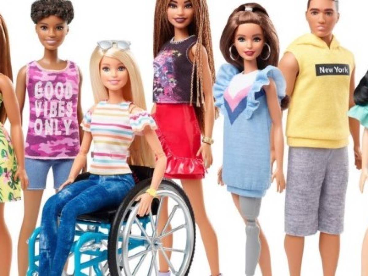 Barbie incluye en su catálogo a una muñeca en silla de ruedas y otra con prótesis