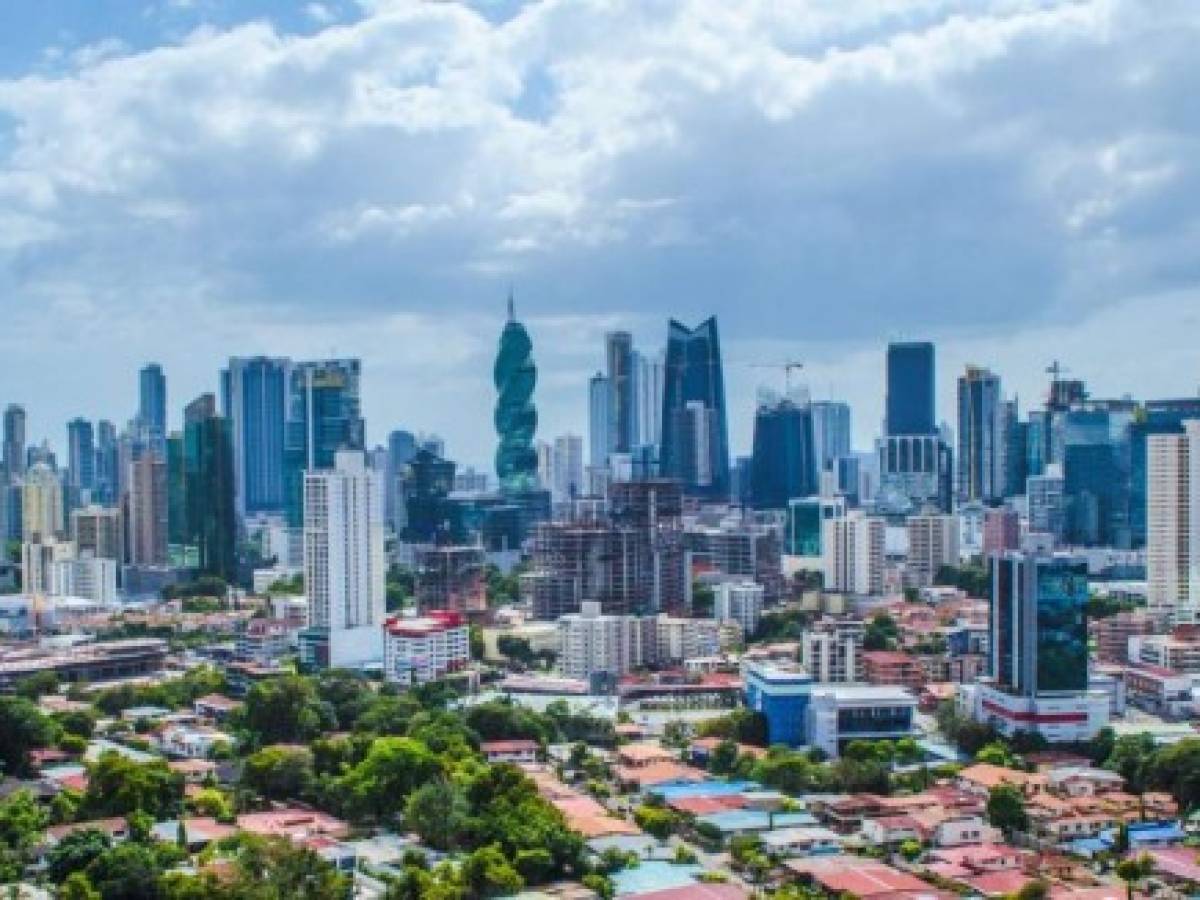 Fitch revisa perspectivas de 'estable a negativo' de seis bancos de Panamá