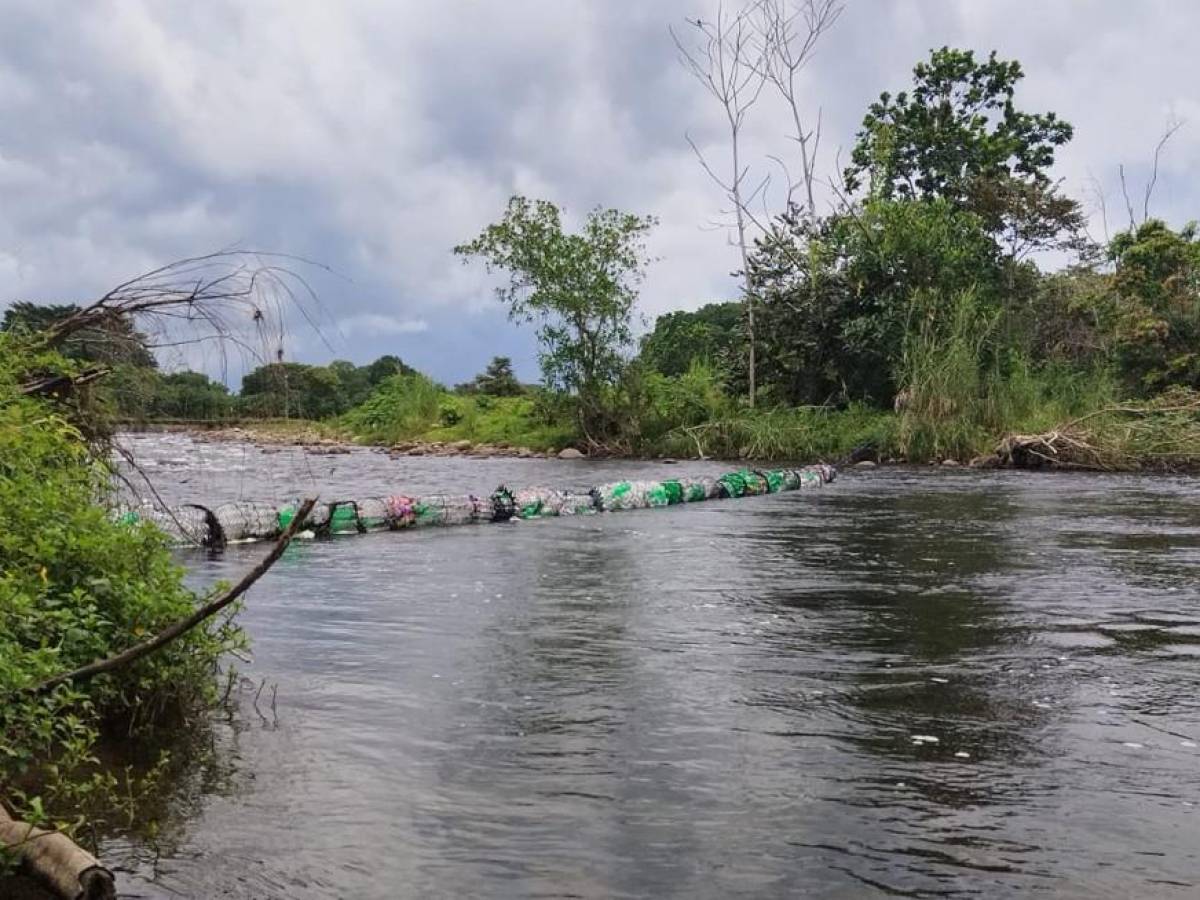 Instalan barreras flotantes para atrapar desechos en el río de Panamá