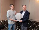 La entrega física de las primeras muestras fue realizada este miércoles a los máximos directivos de OpenAI, Sam Altman y Brockman. FOTO OPEN AI / X