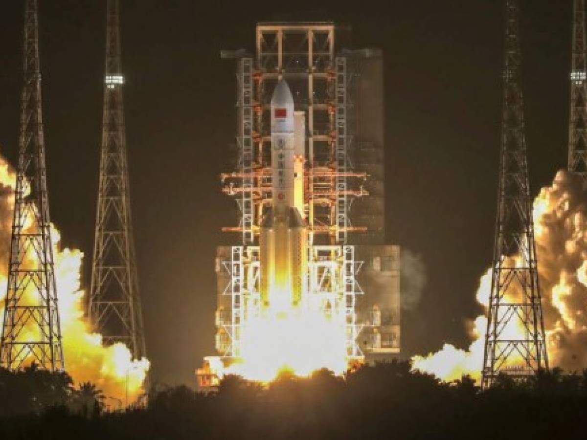 China lanza cohete Larga Marcha-5, etapa crucial para misión en Marte