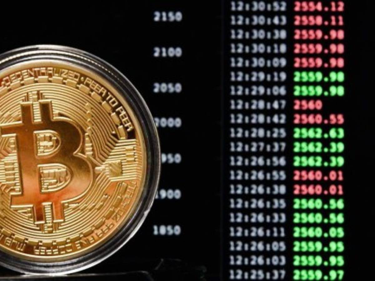Bitcoin roza mínimos anuales y pone en riesgo los US$100.000 millones de capitalización