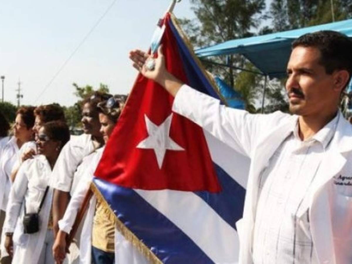 Cuba 'le pone el cuerpo' al combate del ébola en África