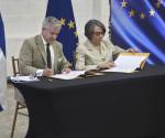 <i>El acuerdo, denominado 'Alianzas con el sector privado UE-Honduras para inversiones sostenibles', fue firmado por la canciller hondureña, Mireya Agüero, y el embajador de la UE en Tegucigalpa, Gonzalo Fournier. Foto de cortesía</i>