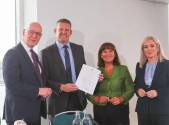 <i>(i-d) El ministro principal de Escocia, John Swinney; el ministro principal de Gales, Rhun ap Iorweth; la presidenta del Sinn Féin, Mary Lou McDonald; y la vicepresidenta del Sinn Féin y ministra principal del norte de Irlanda, Michelle O'Neill, este lunes en Cardiff. EFE/EPA/Jon Rowley</i>